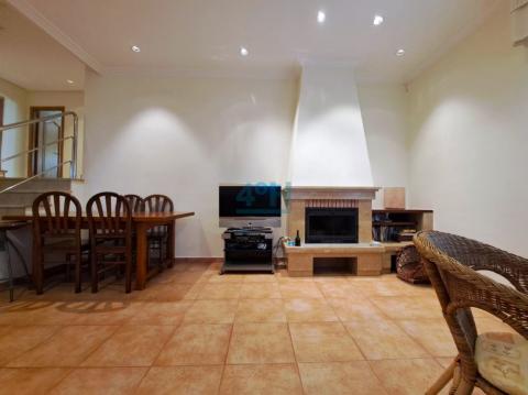 Planta Baja: Salón-comedor con chimenea de leña