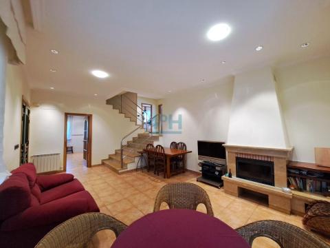 Planta Baja: Salón-comedor con chimenea de leña