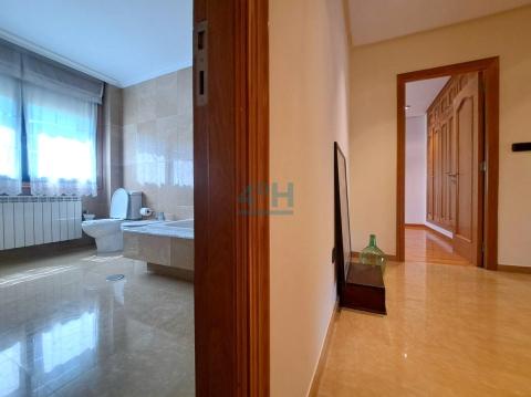 Planta Baja: Acceso a baño con bañera