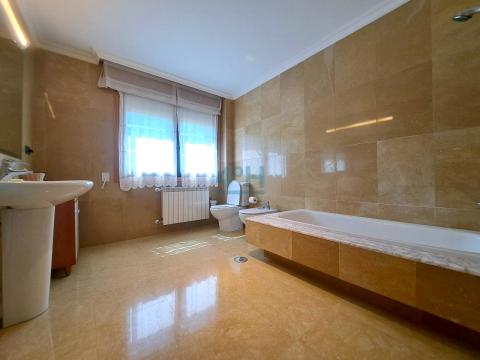 Planta Baja: Baño 1 con bañera