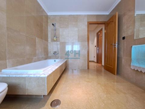 Planta Baja: Baño 1 con bañera