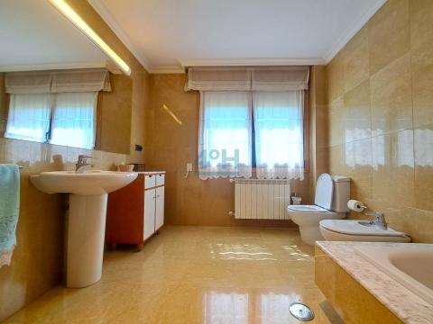 Planta Baja: Baño 1 con bañera