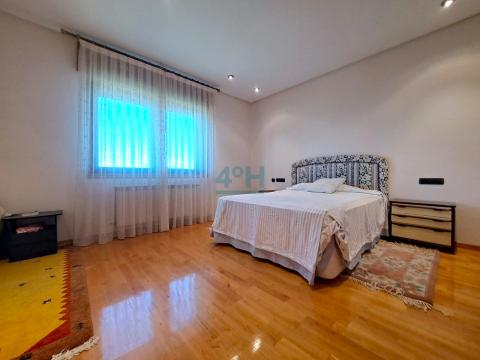 Planta Primera: Dormitorio-suite con vestidor