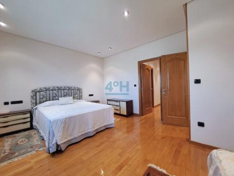 Planta Primera: Dormitorio-suite con vestidor