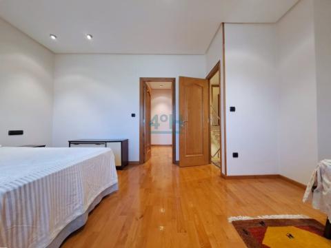 Planta Primera: Dormitorio-suite con vestidor