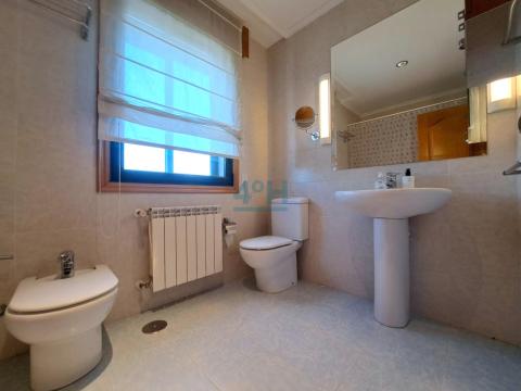 Planta Primera: Baño 2 con bañera