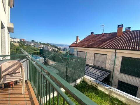 Vistas traseras de la casa y jardín