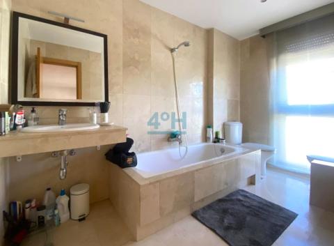 Baño 2 del dormitorio-suite con bañera