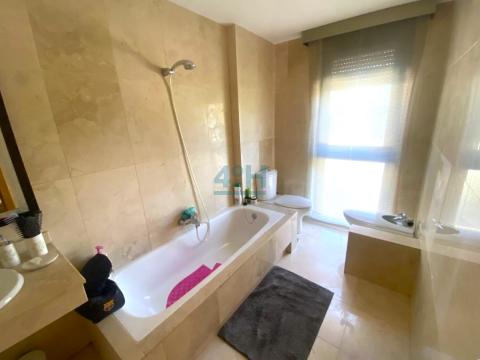 Baño 2 del dormitorio-suite con bañera