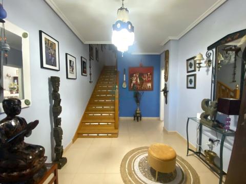 Planta Baja: Hall-Recibidor con acceso a planta alta