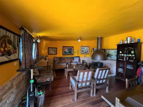 Finca: zona de merendero con chimenea de leña