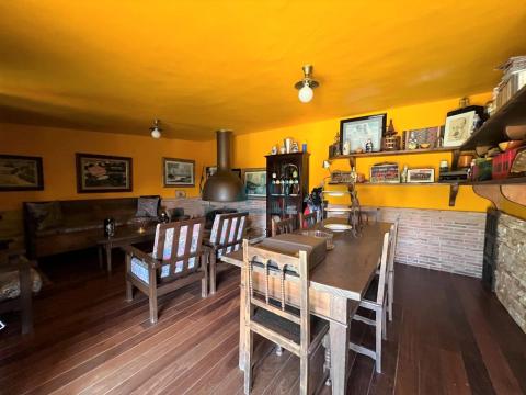 Finca: zona de merendero con chimenea de leña