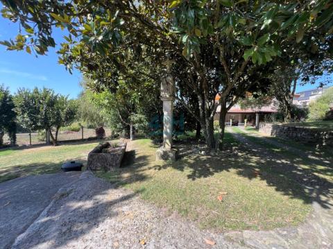 Finca: cruceiro y hórreo