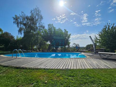 Piscina con ducha solar