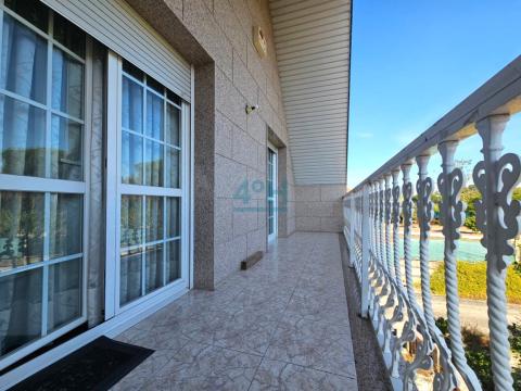 Balcón con acceso desde dormitorios