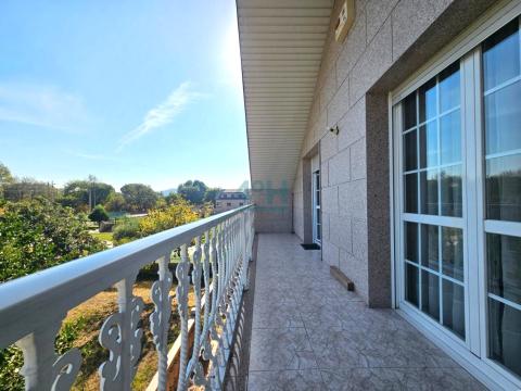 Balcón con acceso desde dormitorios