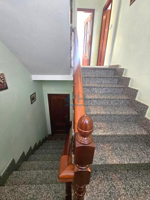 Escalera acceso sótano