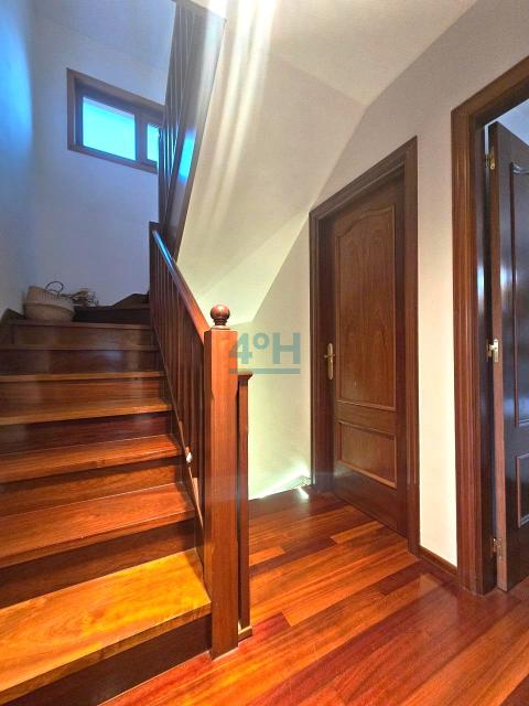 Escaleras acceso tercera planta