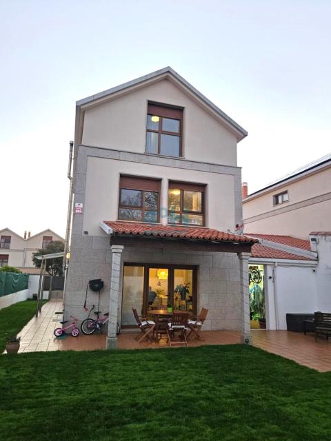 Fachada trasera con jardín