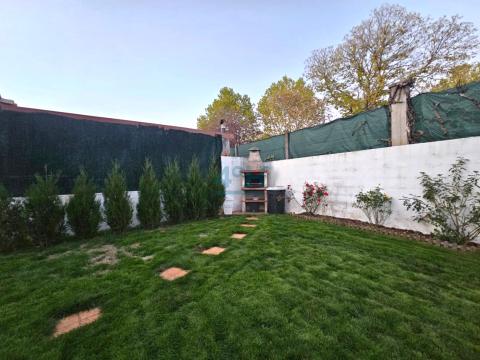 Jardín con barbacoa