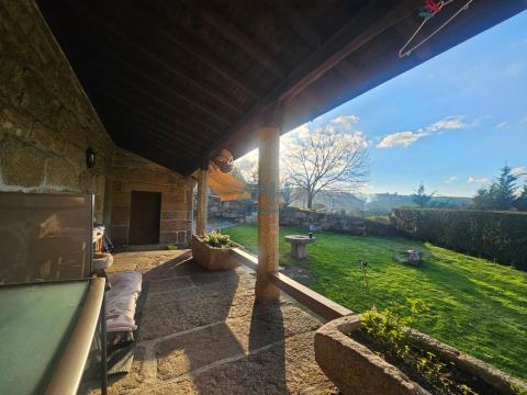 Porche y acceso principal 