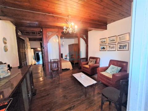 Salón a fachada principal