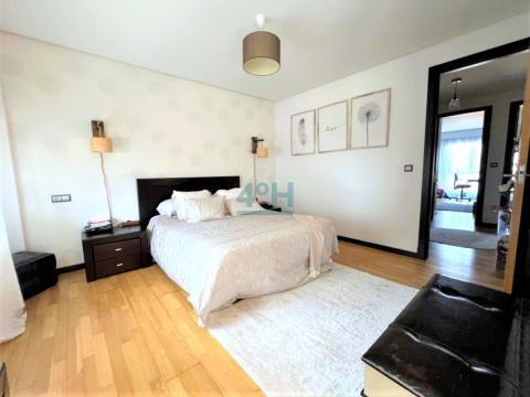 Planta Alta: Dormitorio-Suite con acceso a  amplio balcón