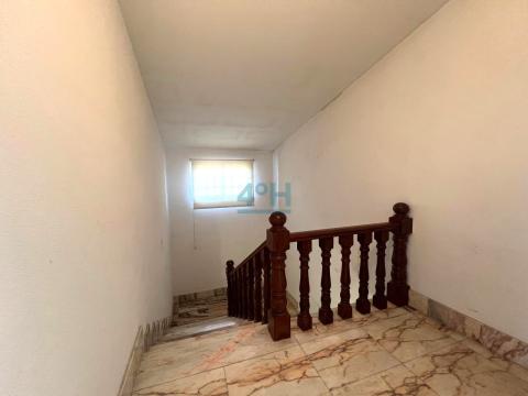 escalera acceso bajo cubierta