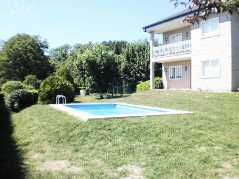 Fachada con piscina
