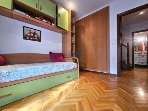 Planta Baja: Dormitorio 1 con acceso a balcón