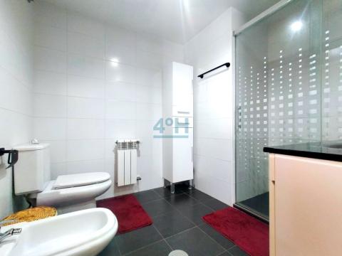 Planta Baja: Baño del dormitorio-suite con plato de ducha