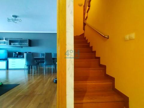 Planta Baja: acceso por escaleras a planta alta