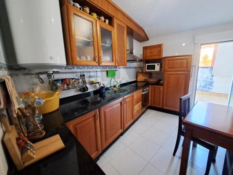 Cocina con acceso a pequeña terraza