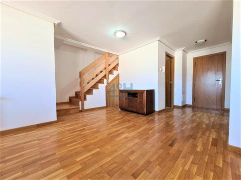 Salón-comedor / Escaleras