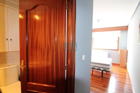Dormitorio principal con baño